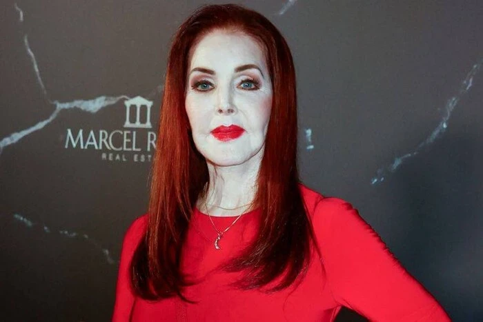 81-річна Прісцилла Преслі вразила яскравим образом на благодійному заході (фото)