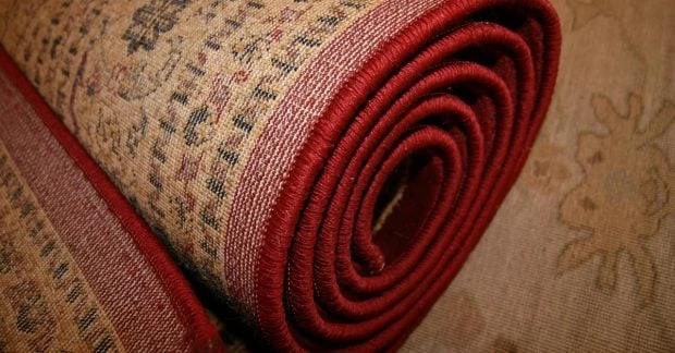 Пара зняла 50-річний килим у будинку: під ним збереглася підлога з 1960-х