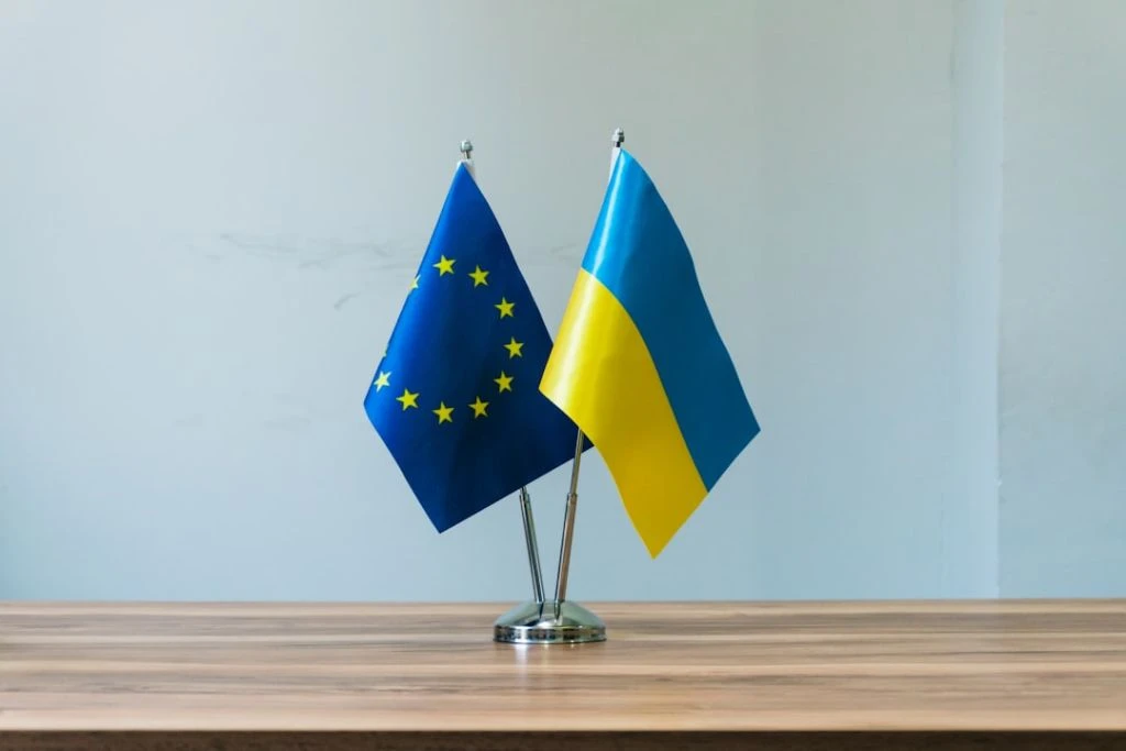 Українці заробляють за кордоном: коли з доходу доведеться платити податки ще й в Україні